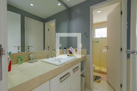 Casa de condomínio à venda com 220m², 4 quartos e 4 vagas Casa de condomínio à venda com 220m², 4 quartos e 4 vagasBanheiro Suítes Canadense