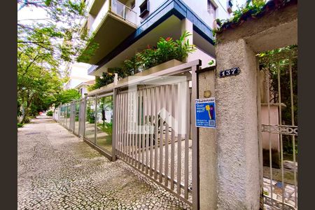 Apartamento à venda com 105m², 3 quartos e 2 vagasFachada com cartaz QA.