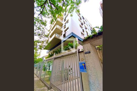 Apartamento à venda com 105m², 3 quartos e 2 vagasFachada com cartaz QA.