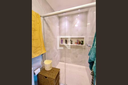 Apartamento à venda com 105m², 3 quartos e 2 vagasSuíte banheiro 