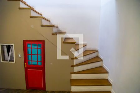 Casa à venda com 160m², 3 quartos e 1 vaga Casa à venda com 160m², 3 quartos e 1 vagaCorredor - Escada