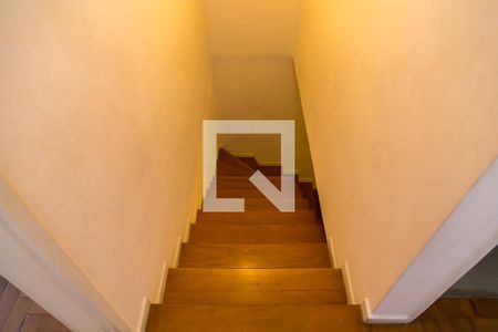 Casa à venda com 160m², 3 quartos e 1 vaga Casa à venda com 160m², 3 quartos e 1 vagaCorredor - Escada