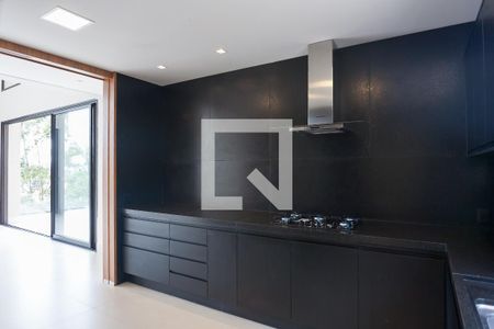 Casa de condomínio à venda com 453m², 4 quartos e 4 vagas Casa de condomínio à venda com 453m², 4 quartos e 4 vagascozinha