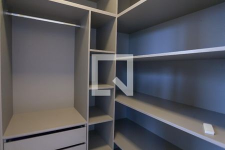 Casa de condomínio à venda com 453m², 4 quartos e 4 vagas Casa de condomínio à venda com 453m², 4 quartos e 4 vagasCloset da suíte 3