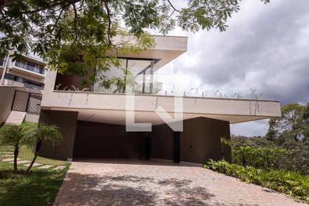 Casa de condomínio à venda com 453m², 4 quartos e 4 vagas Casa de condomínio à venda com 453m², 4 quartos e 4 vagasFachada