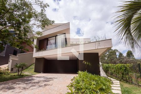 Casa de condomínio à venda com 453m², 4 quartos e 4 vagas Casa de condomínio à venda com 453m², 4 quartos e 4 vagasFachada