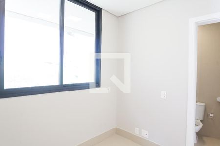 Casa de condomínio à venda com 453m², 4 quartos e 4 vagas Casa de condomínio à venda com 453m², 4 quartos e 4 vagasQuarto de Serviço