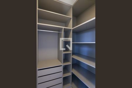 Casa de condomínio à venda com 453m², 4 quartos e 4 vagas Casa de condomínio à venda com 453m², 4 quartos e 4 vagasCloset da suíte 3