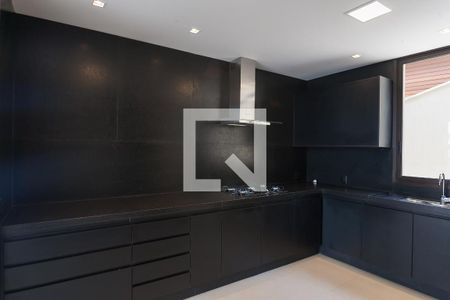 Casa de condomínio à venda com 453m², 4 quartos e 4 vagas Casa de condomínio à venda com 453m², 4 quartos e 4 vagascozinha