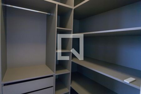 Casa de condomínio à venda com 453m², 4 quartos e 4 vagas Casa de condomínio à venda com 453m², 4 quartos e 4 vagasCloset suite 2