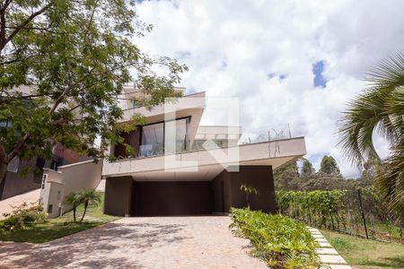 Casa de condomínio à venda com 453m², 4 quartos e 4 vagas Casa de condomínio à venda com 453m², 4 quartos e 4 vagasFachada