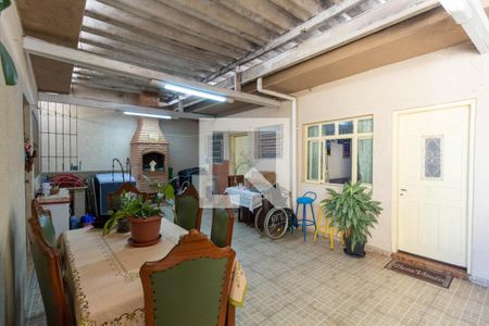 Casa à venda com 212m², 4 quartos e 4 vagas Casa à venda com 212m², 4 quartos e 4 vagasQuintal