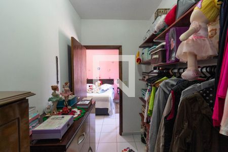 Casa à venda com 212m², 4 quartos e 4 vagas Casa à venda com 212m², 4 quartos e 4 vagasCloset da suíte