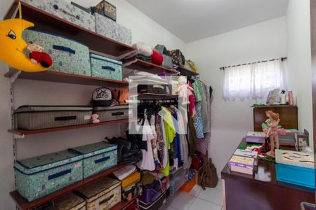 Casa à venda com 212m², 4 quartos e 4 vagas Casa à venda com 212m², 4 quartos e 4 vagasCloset da suíte