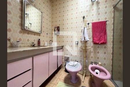 Casa à venda com 300m², 4 quartos e 5 vagasBanheiro da Suíte 2