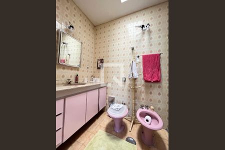 Casa à venda com 300m², 4 quartos e 5 vagasBanheiro da Suíte 2