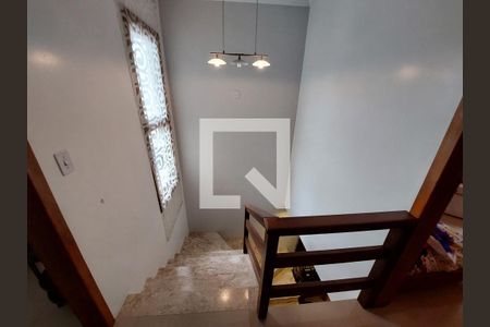 Casa à venda com 178m², 3 quartos e 2 vagas Casa à venda com 178m², 3 quartos e 2 vagasEscada