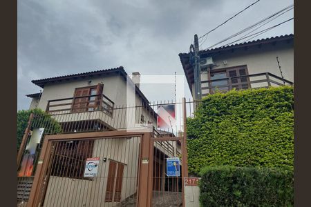 Casa à venda com 178m², 3 quartos e 2 vagas Casa à venda com 178m², 3 quartos e 2 vagasFachada