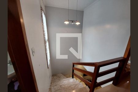 Casa à venda com 178m², 3 quartos e 2 vagas Casa à venda com 178m², 3 quartos e 2 vagasEscada