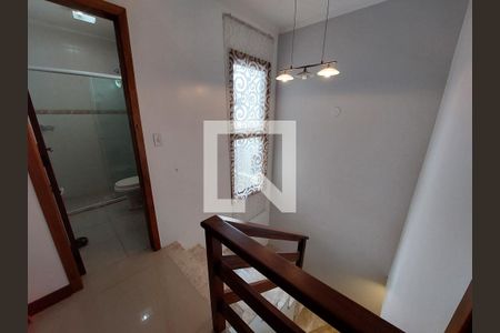 Casa à venda com 178m², 3 quartos e 2 vagas Casa à venda com 178m², 3 quartos e 2 vagasEscada