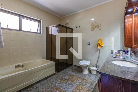 Casa de condomínio à venda com 360m², 4 quartos e 4 vagas Casa de condomínio à venda com 360m², 4 quartos e 4 vagasBanheiro da Suíte 2