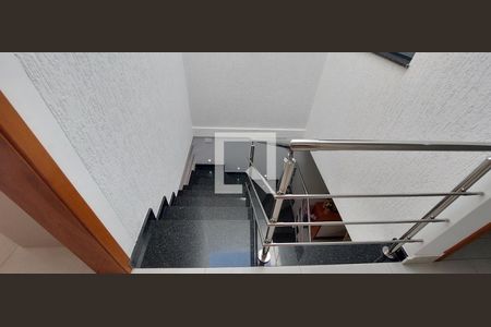 Casa à venda com 120m², 3 quartos e 2 vagas Casa à venda com 120m², 3 quartos e 2 vagasEscadas