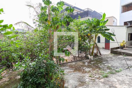 Casa à venda com 244m², 5 quartos e 3 vagas Casa à venda com 244m², 5 quartos e 3 vagasQuintal