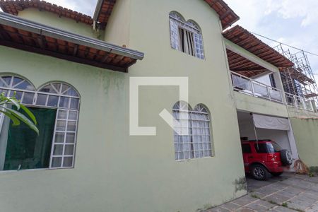 Casa à venda com 244m², 5 quartos e 3 vagas Casa à venda com 244m², 5 quartos e 3 vagasFachada