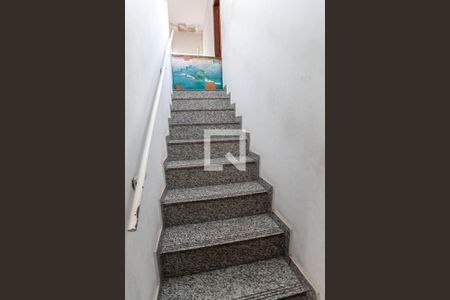 Casa à venda com 244m², 5 quartos e 3 vagas Casa à venda com 244m², 5 quartos e 3 vagasEscada
