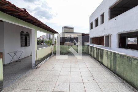 Casa à venda com 244m², 5 quartos e 3 vagas Casa à venda com 244m², 5 quartos e 3 vagasTerraço