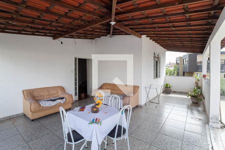 Casa à venda com 244m², 5 quartos e 3 vagas Casa à venda com 244m², 5 quartos e 3 vagasTerraço
