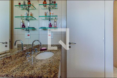 Apartamento à venda com 141m², 3 quartos e 4 vagas Apartamento à venda com 141m², 3 quartos e 4 vagasBanheiro Suíte 1