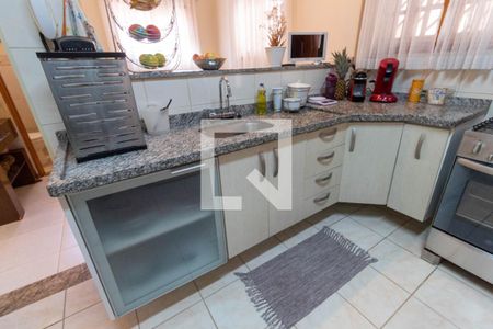 Casa à venda com 120m², 2 quartos e 2 vagasCozinha - Armários