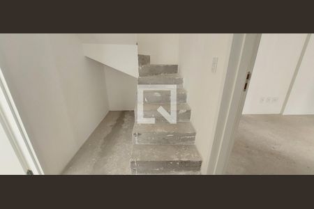 Apartamento à venda com 130m², 3 quartos e 4 vagas Apartamento à venda com 130m², 3 quartos e 4 vagasEscada cobertura