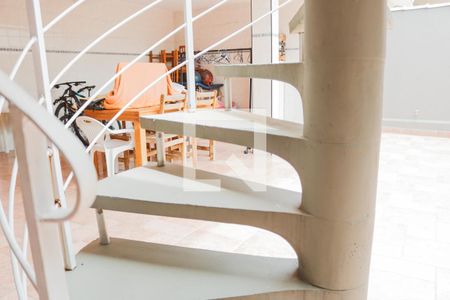 Casa à venda com 115m², 3 quartos e 5 vagas Casa à venda com 115m², 3 quartos e 5 vagasEscada