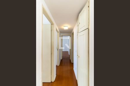 Corredor de apartamento para alugar com 3 quartos, 107m² em Higienópolis, São Paulo