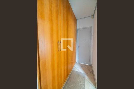 Apartamento à venda com 220m², 4 quartos e 3 vagas Apartamento à venda com 220m², 4 quartos e 3 vagasCloset da suíte 2