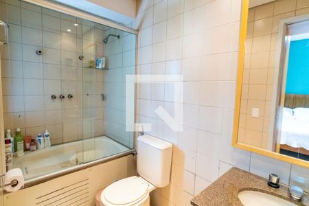 Apartamento à venda com 220m², 4 quartos e 3 vagas Apartamento à venda com 220m², 4 quartos e 3 vagasBanheiro da Suíte 1