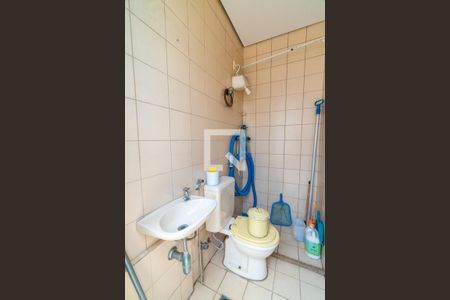 Apartamento à venda com 220m², 4 quartos e 3 vagas Apartamento à venda com 220m², 4 quartos e 3 vagasBanheiro da Piscina
