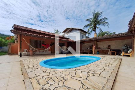 Casa à venda com 450m², 2 quartos e 4 vagas Casa à venda com 450m², 2 quartos e 4 vagasPiscina