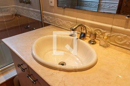 Casa de condomínio à venda com 437m², 4 quartos e 5 vagas Casa de condomínio à venda com 437m², 4 quartos e 5 vagasBanheiro da Suíte 3