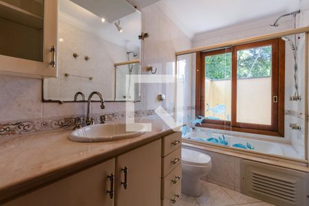 Casa de condomínio à venda com 437m², 4 quartos e 5 vagas Casa de condomínio à venda com 437m², 4 quartos e 5 vagasBanheiro da Suíte 1