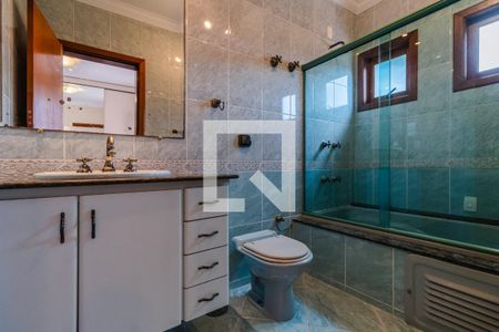 Casa de condomínio à venda com 437m², 4 quartos e 5 vagas Casa de condomínio à venda com 437m², 4 quartos e 5 vagasBanheiro da Suíte 2