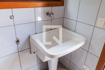 Casa de condomínio à venda com 437m², 4 quartos e 5 vagas Casa de condomínio à venda com 437m², 4 quartos e 5 vagasÁrea de Serviço