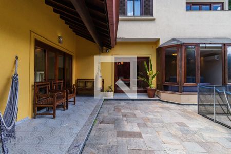 Casa de condomínio à venda com 437m², 4 quartos e 5 vagas Casa de condomínio à venda com 437m², 4 quartos e 5 vagasÁrea Externa