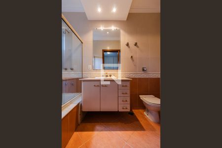 Casa de condomínio à venda com 437m², 4 quartos e 5 vagas Casa de condomínio à venda com 437m², 4 quartos e 5 vagasBanheiro da Suíte 3