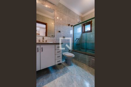 Casa de condomínio à venda com 437m², 4 quartos e 5 vagas Casa de condomínio à venda com 437m², 4 quartos e 5 vagasBanheiro da Suíte 2