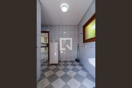 Casa de condomínio à venda com 437m², 4 quartos e 5 vagas Casa de condomínio à venda com 437m², 4 quartos e 5 vagasÁrea de Serviço