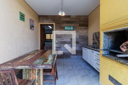 Casa de condomínio à venda com 437m², 4 quartos e 5 vagas Casa de condomínio à venda com 437m², 4 quartos e 5 vagasÁrea Externa