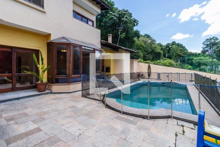 Casa de condomínio à venda com 437m², 4 quartos e 5 vagas Casa de condomínio à venda com 437m², 4 quartos e 5 vagasÁrea Externa